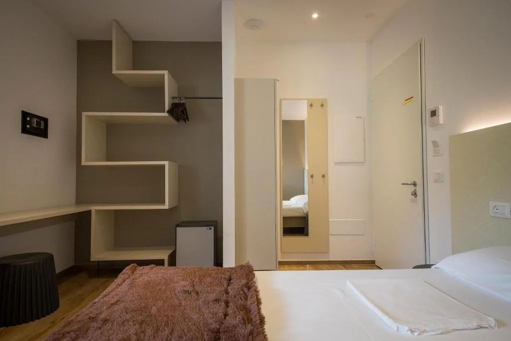 Double or Twin TWO BEDS Room, Riva Lake Lodge, Milan