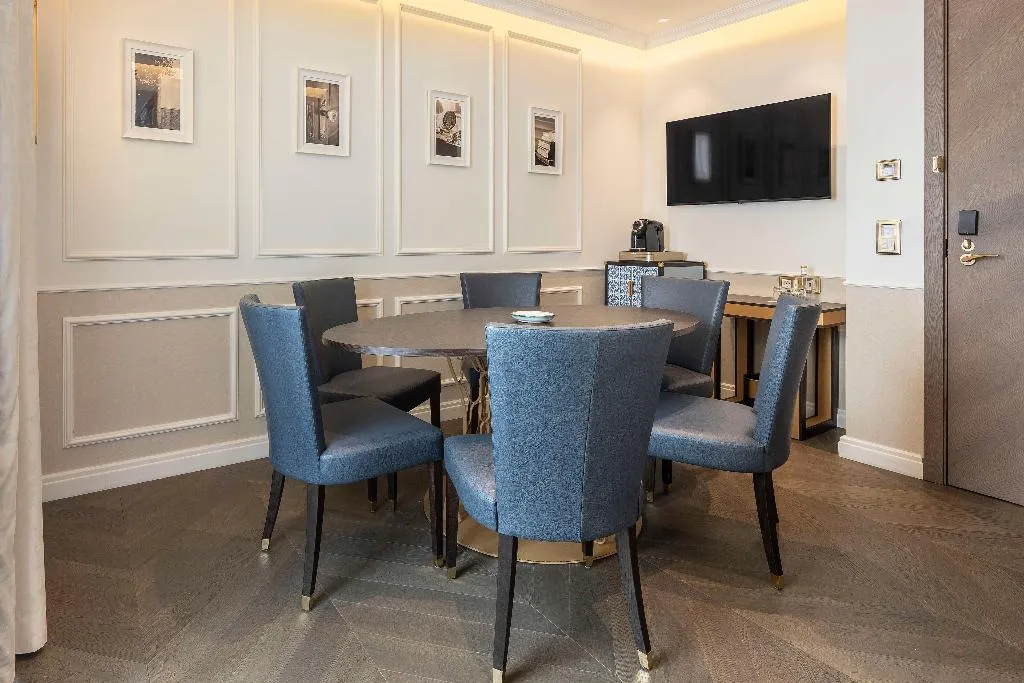 SUITE STANDARD Room, The Emerald House Lisbon, Curio Collection by Hilt, Lisbon