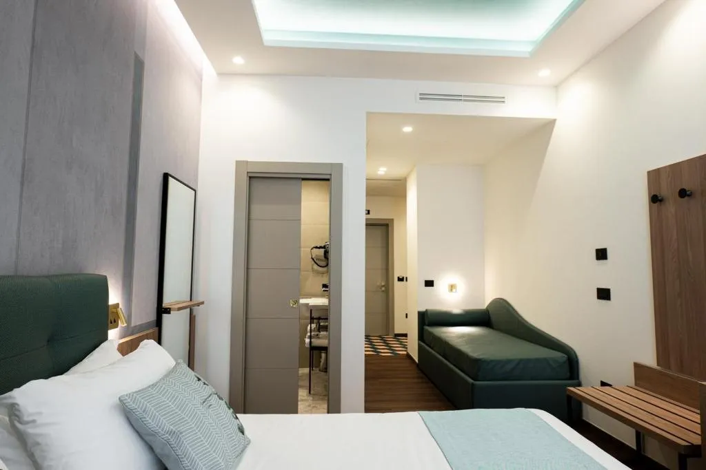 TRIPLE SUPERIOR Room, Hotel Vittoria, Naples
