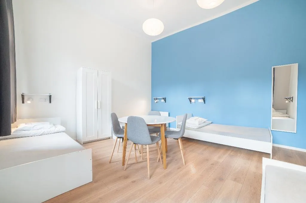 QUADRUPLE WITH SHARED BATHROOM Room, Dizzy Daisy Hostel, Krakow