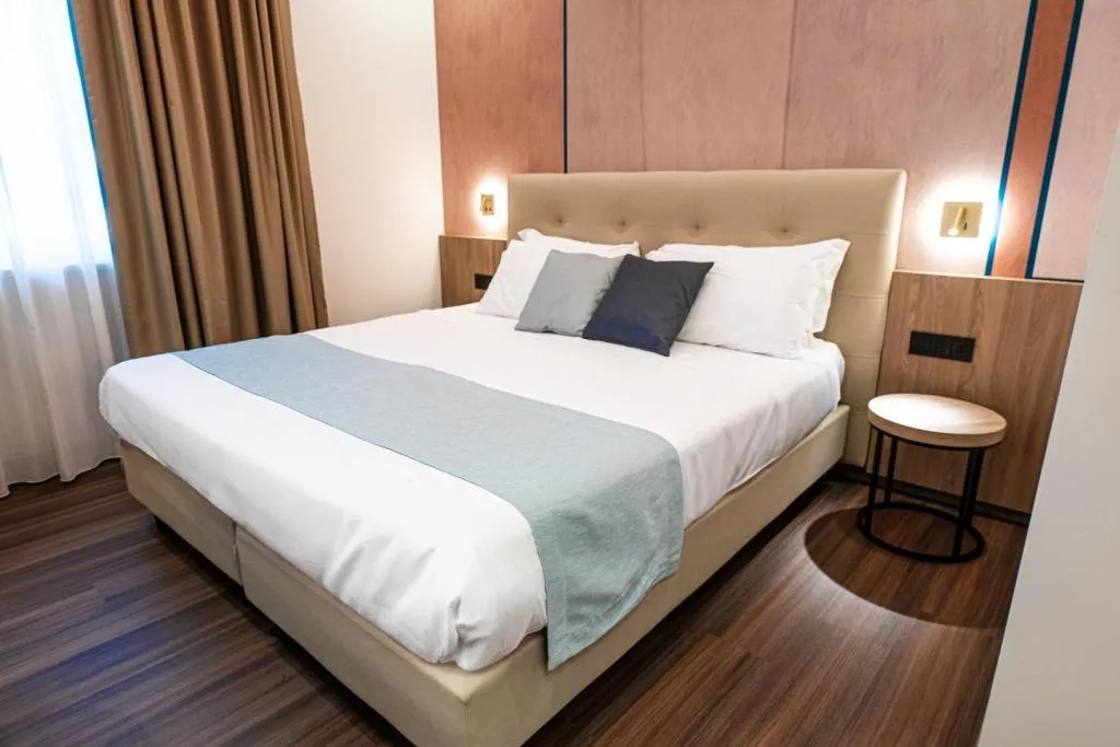 Double or Twin STANDARD Room, Hotel Vittoria, Naples
