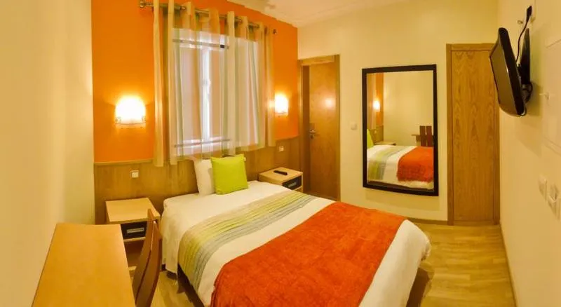Room, Vila Nova Guesthouse, Lisbon