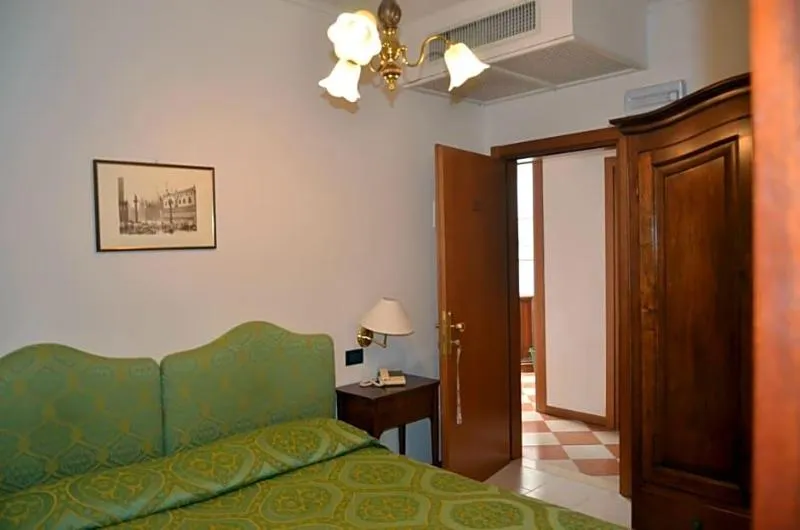 Lobby, Iris, Venice
