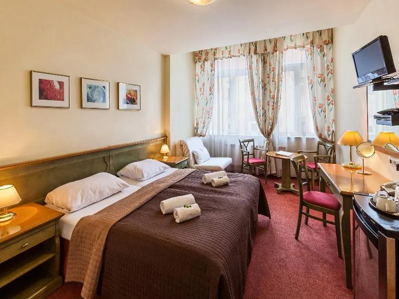 Room, Augustus et Otto, Prague