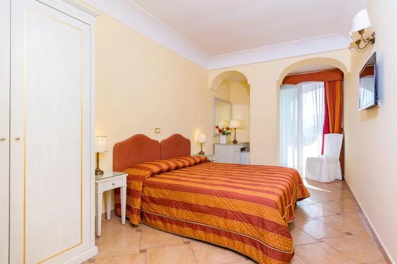 Room, La Vue D'Or, Naples