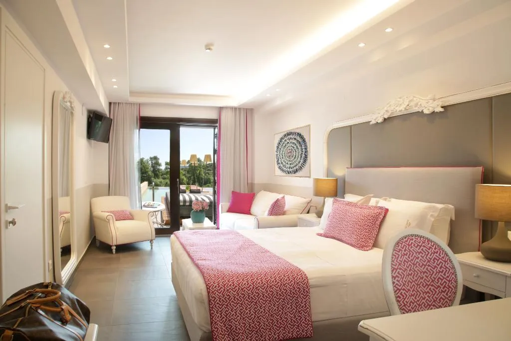 JUNIOR SUITE WITH PRIVATE POOL Room, Avaton Luxury Beach Resort Relais & Chateau, Thessaloniki