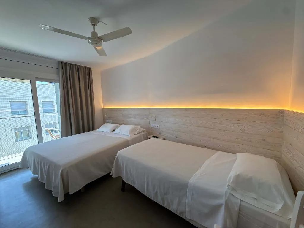 TRIPLE WITH BALCONY Room, Hostal Rom, Costa Brava