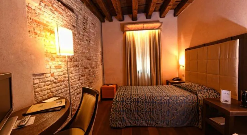 DOUBLE SUPERIOR Room, Palazzo Selvadego, Venice