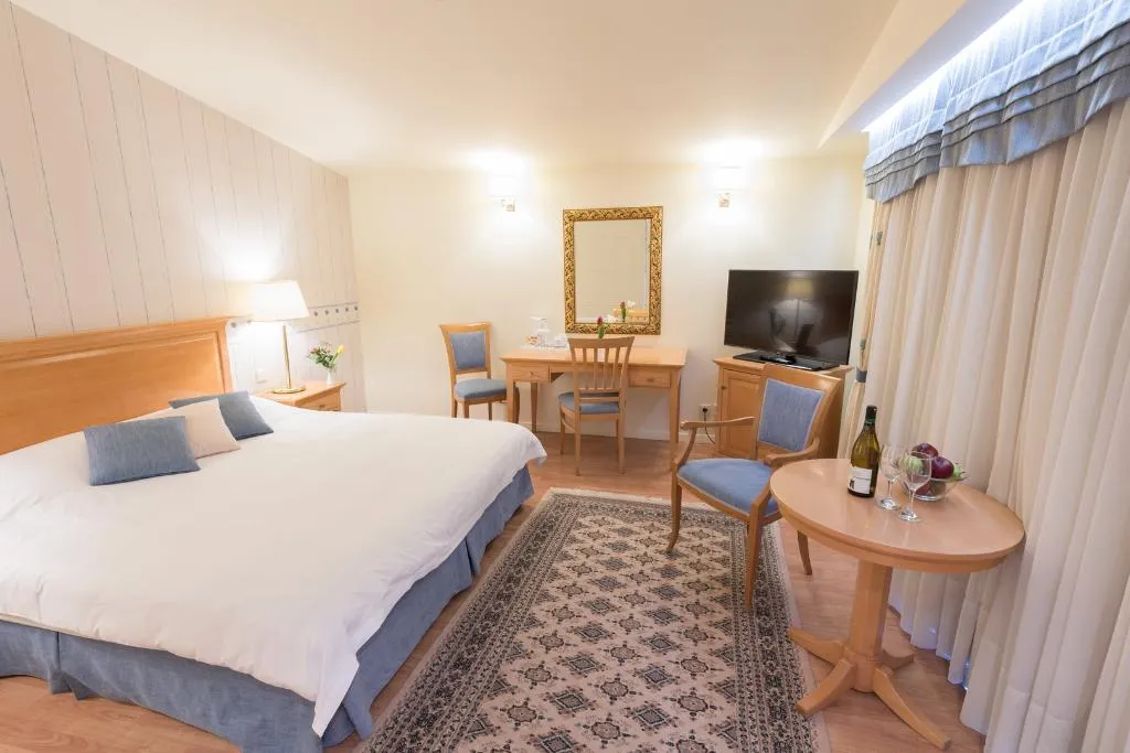 JUNIOR SUITE STANDARD Room, Poseidon Palace, Athens