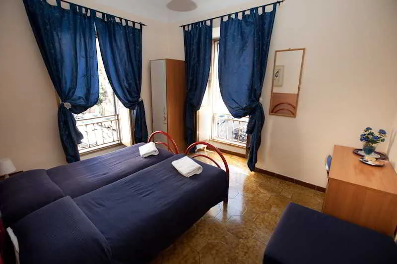 Room, B & T Rooms Trani, Naples