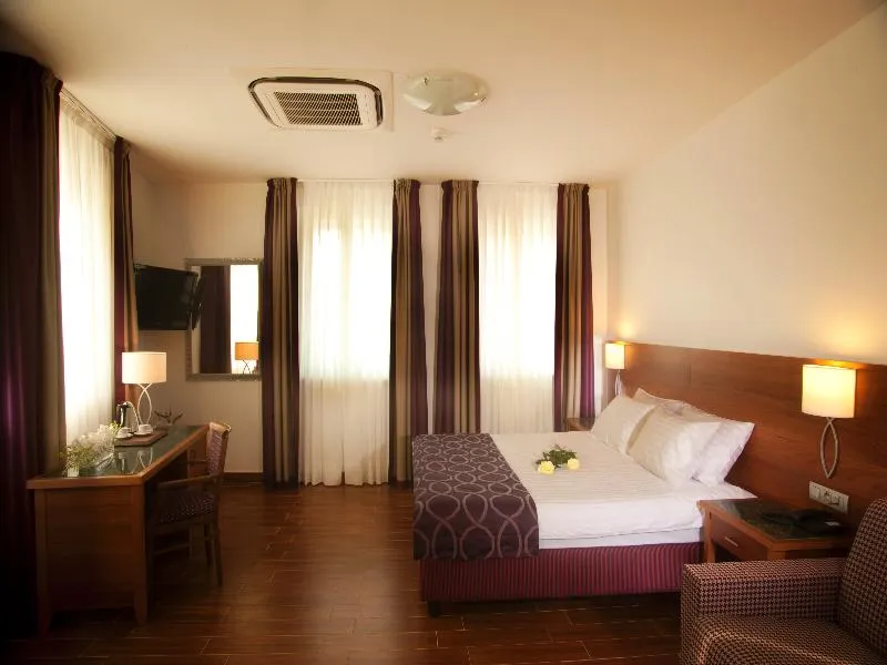 Room, Galileo, Prague
