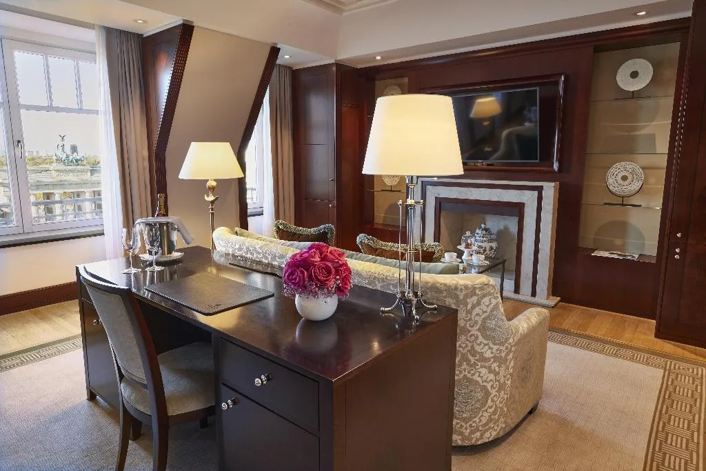 JUNIOR SUITE WITH VIEWS Room, Adlon Kempinski Berlin, Berlin