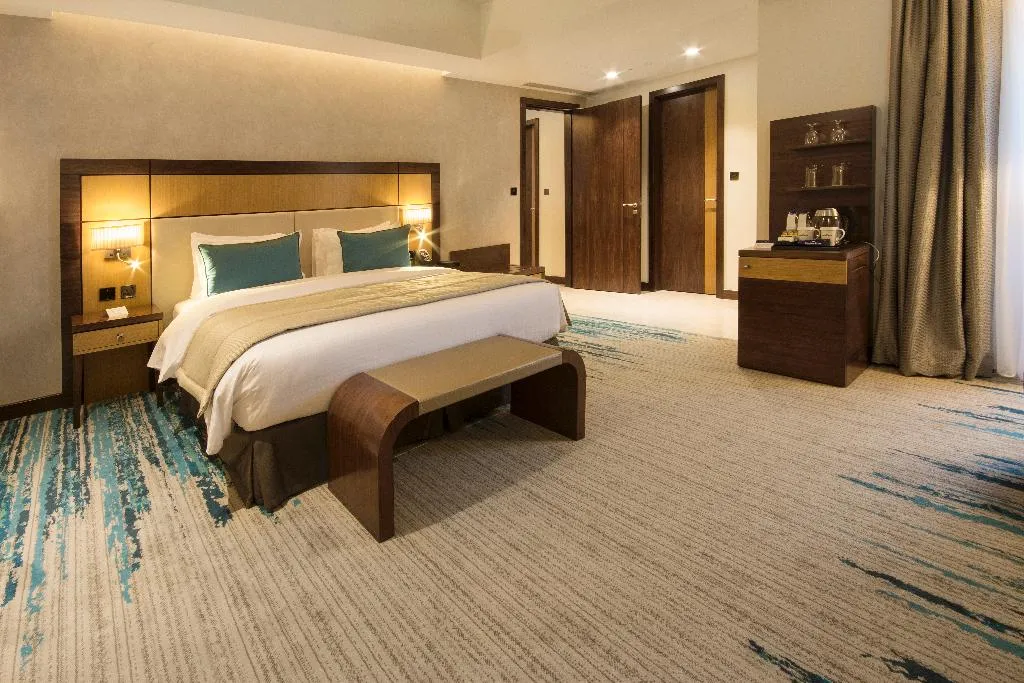 SUITE EXECUTIVE Room, Golden Tulip Media Hotel, Dubai