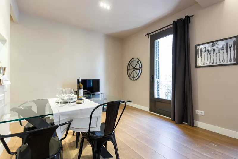 APARTMENT CAPACITY 6 Room, AinB Eixample-Miro Apartments, Barcelona