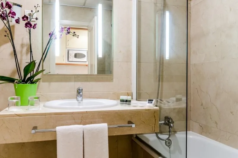 FAMILY ROOM STANDARD Room, Exe Suites 33, Madrid
