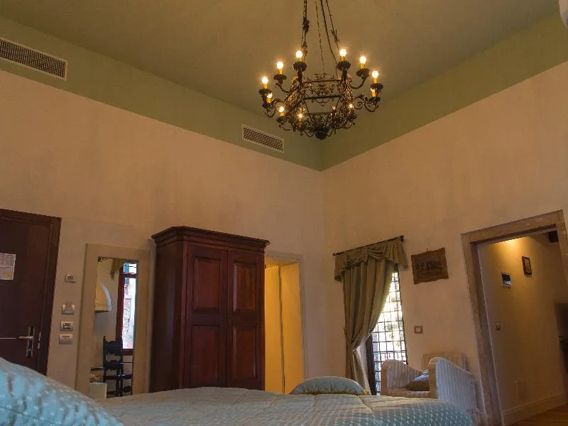 Room, Sant Antonin, Venice
