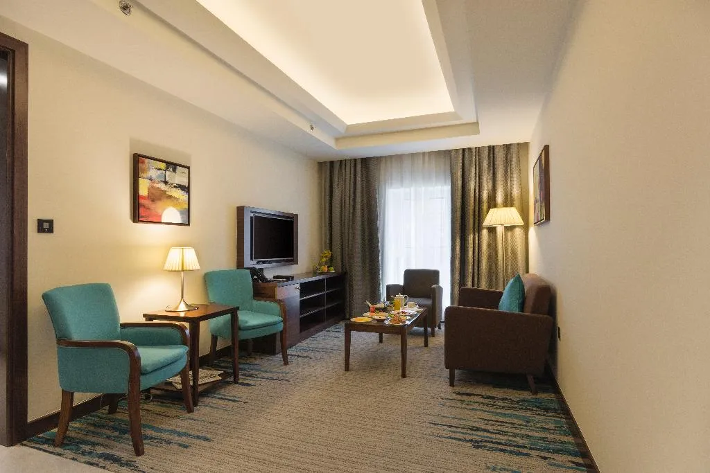 SUITE EXECUTIVE Room, Golden Tulip Media Hotel, Dubai