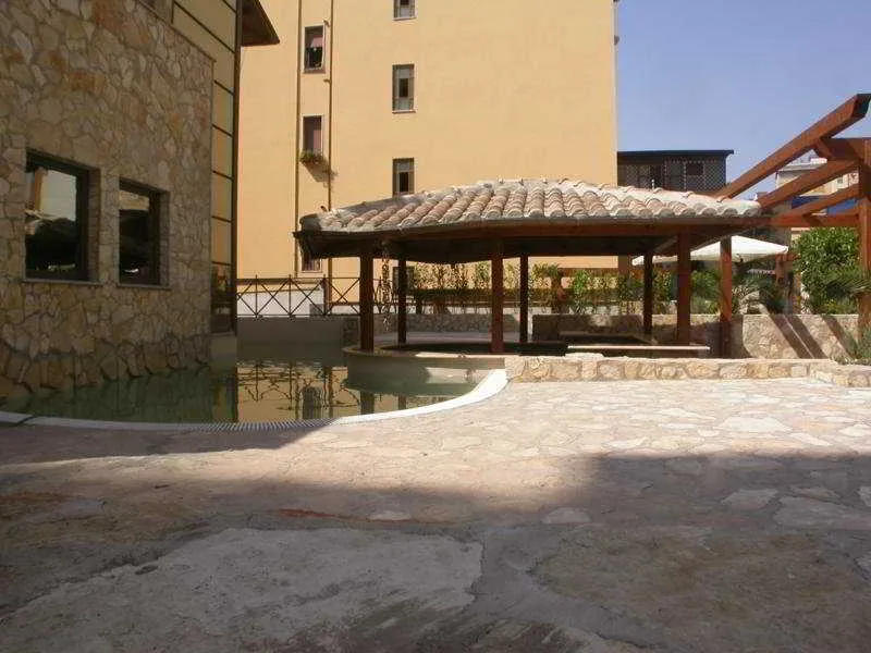 Pool, The Strand, Rome