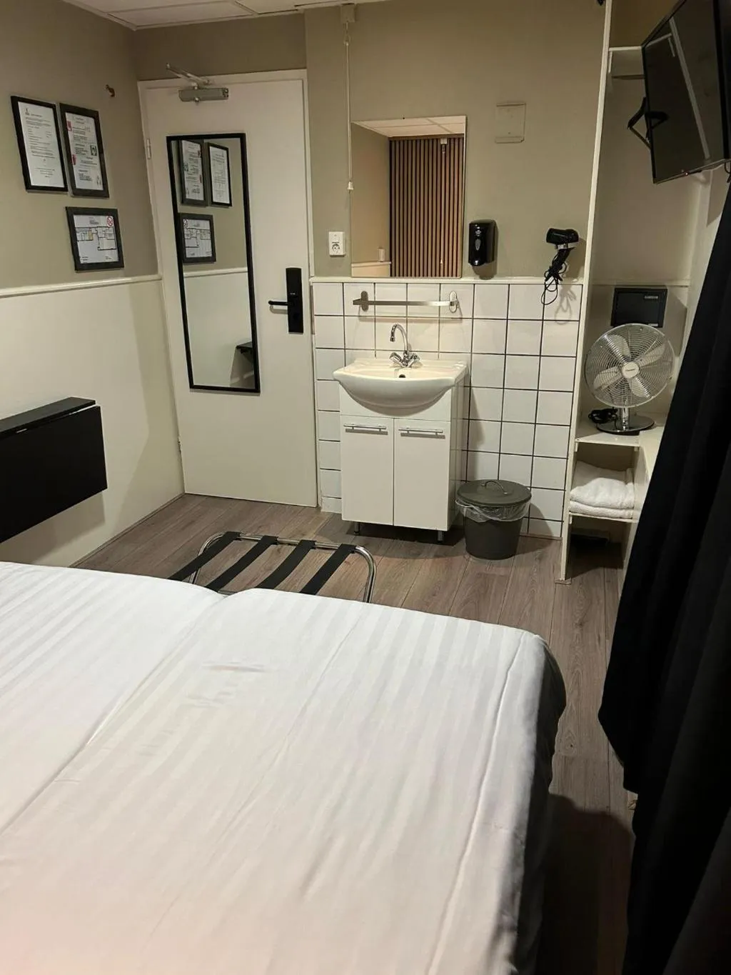 TWIN WITH SHARED BATHROOM Room, Budget Hotel Hortus, Amsterdam