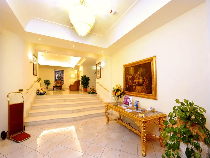 Lobby, Buono, Naples