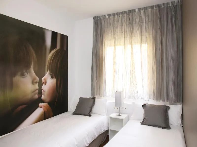 APARTMENT CAPACITY 6 TWO BEDROOMS Room, MH Apartments Suites, Barcelona