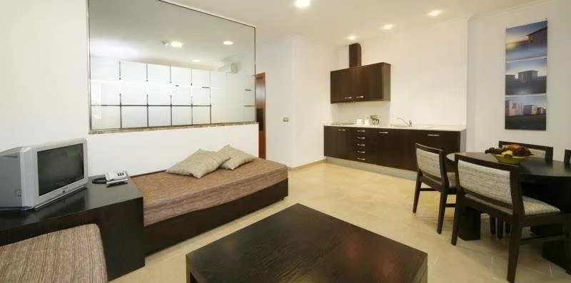Room, Jade, Majorca