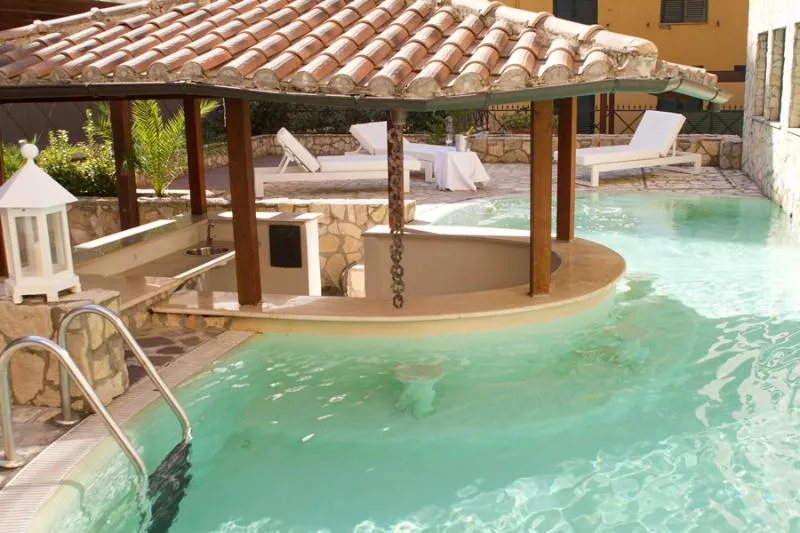 Pool, The Strand, Rome