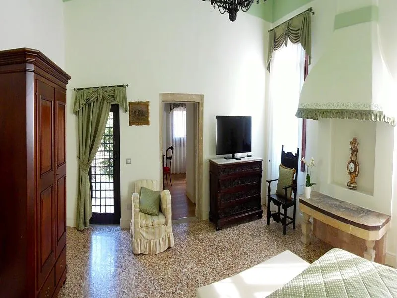 Room, Sant Antonin, Venice