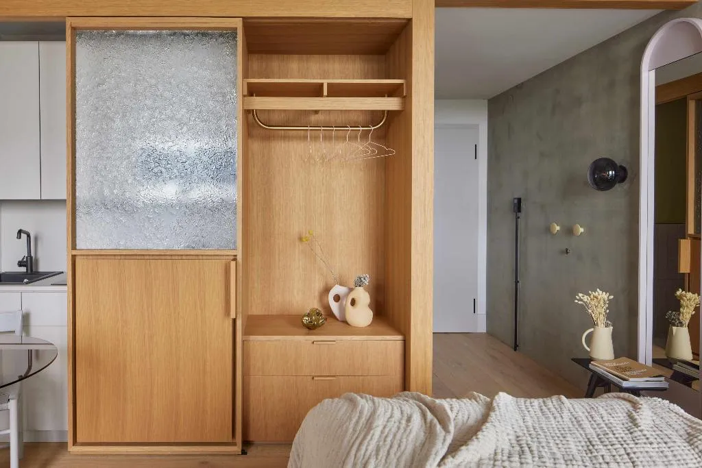 STUDIO Accessible Room, Locke at East Side Gallery, Friedrichshain, Berlin