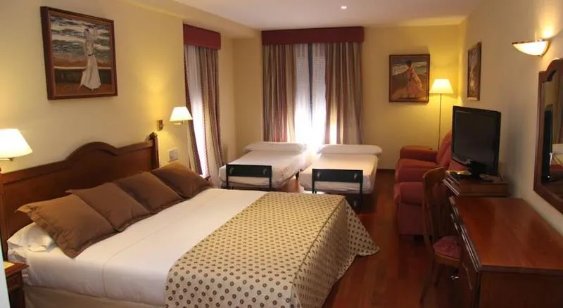 FAMILY ROOM STANDARD Room, MC Plaza de Santiago, Madrid