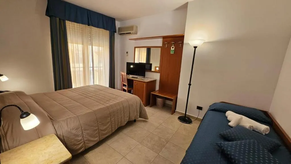 TRIPLE WITH BALCONY Room, GH Hotel & Restaurant, Palermo