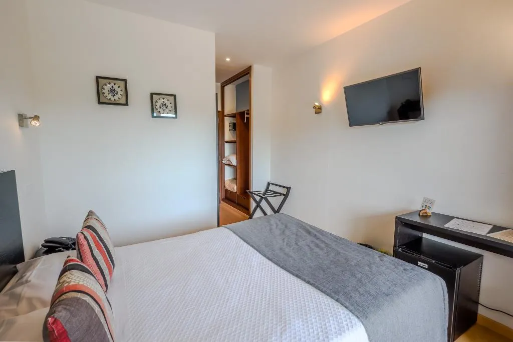 DOUBLE STANDARD Room, Casa do Vale by Umbral, Portugal