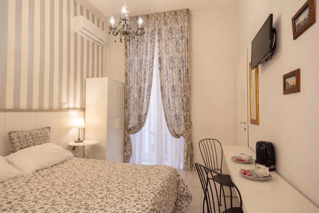TRIPLE STANDARD Room, B&B Dei Decumani di Napoli, Naples
