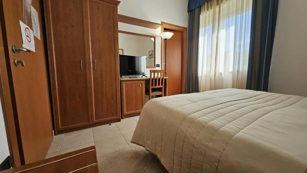 DOUBLE KING SIZE BED Room, GH Hotel & Restaurant, Palermo