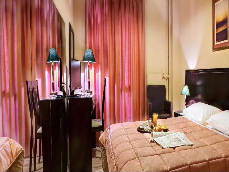 Room, Nicola, Athens