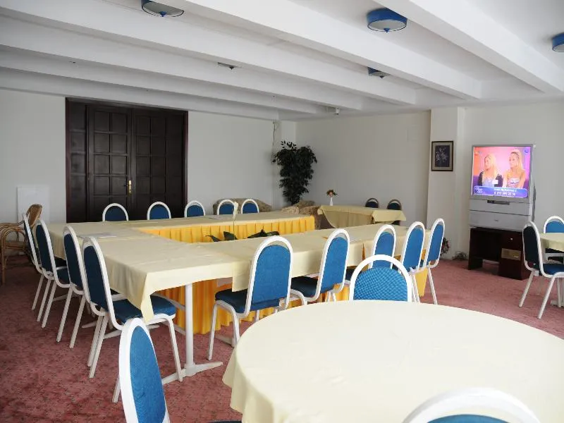 Conferences, Sesin, Dalaman