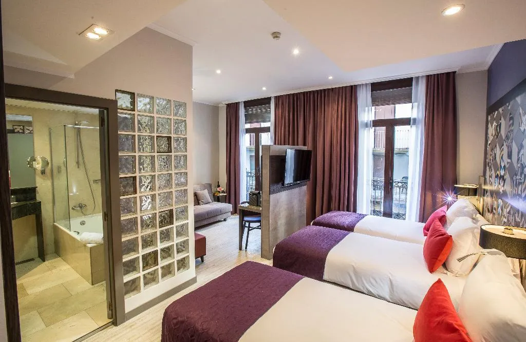 Double or Twin DELUXE Room, Leonardo Hotel Las Ramblas, Barcelona