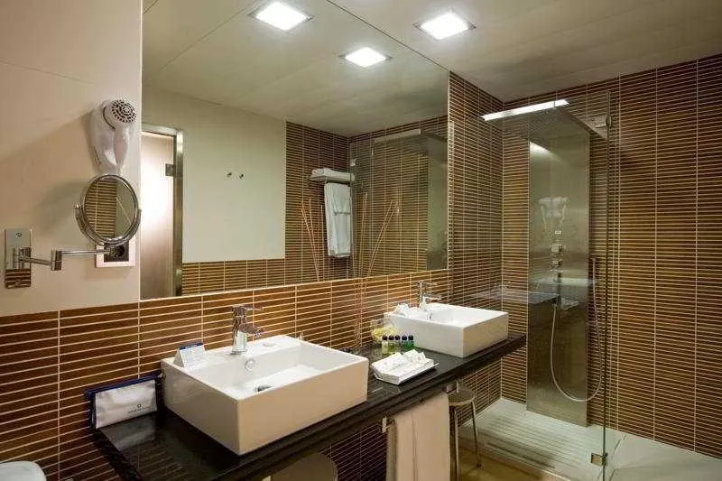 DOUBLE QUEEN SIZE BED Room, Melia Avenida America, Madrid
