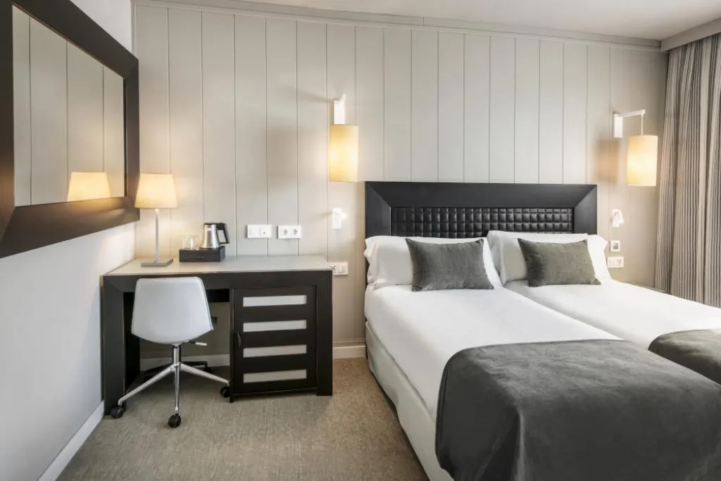 Room, Salles Hotel Aeroport de Girona, Costa Brava