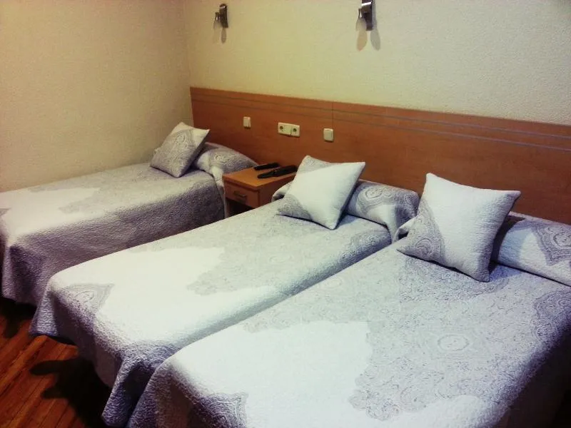 TRIPLE STANDARD Room, Hostal Avenida, Madrid