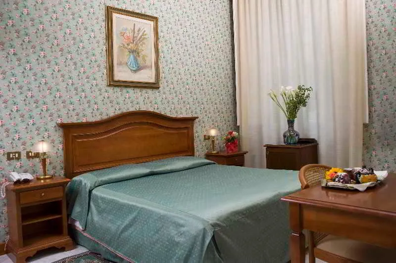 TRIPLE STANDARD Room, Hotel Beatrice, Florence