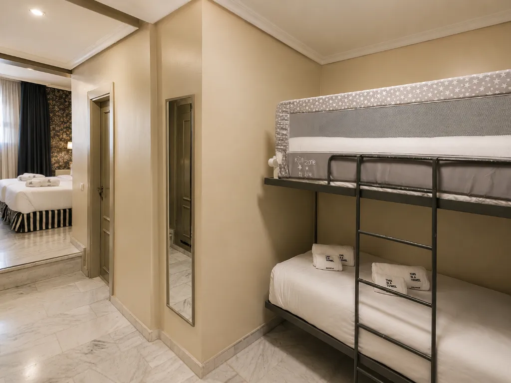 QUADRUPLE STANDARD Room, Petit Palace Puerta de Triana, Seville