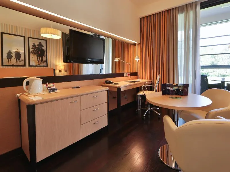 JUNIOR SUITE STANDARD Room, Unahotels Varese, Milan