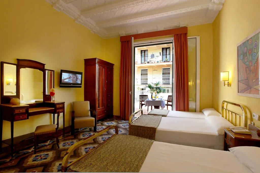 TRIPLE WITH TERRACE Room, Nouvel, Barcelona