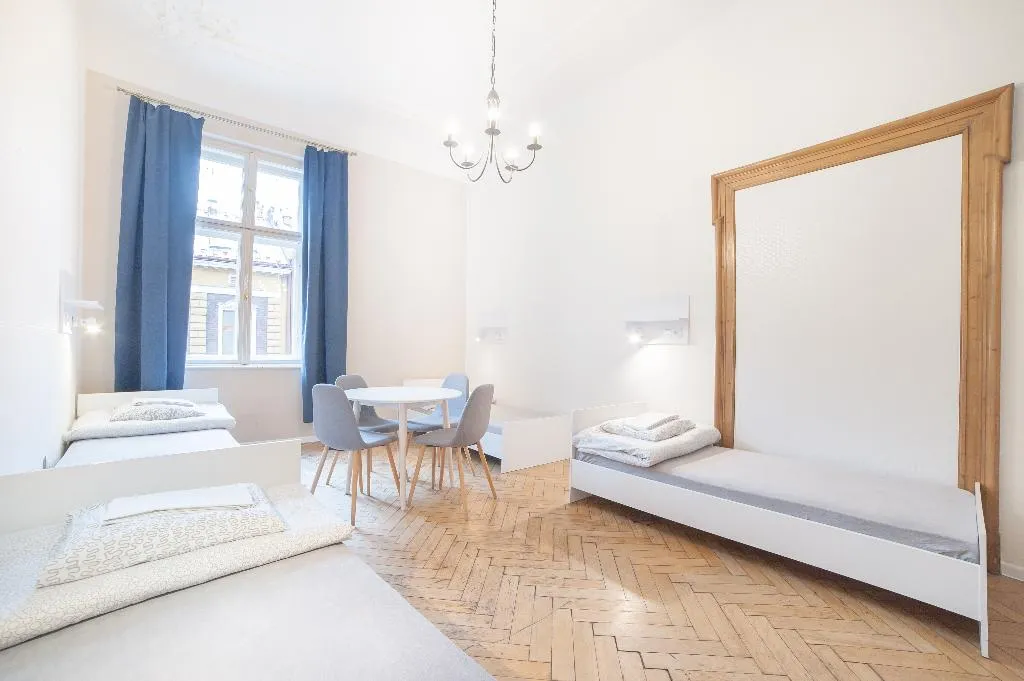 QUADRUPLE WITH SHARED BATHROOM Room, Dizzy Daisy Hostel, Krakow