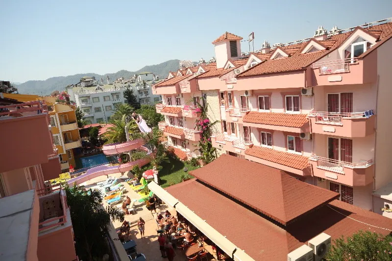 Room, Rosy Apart, Dalaman