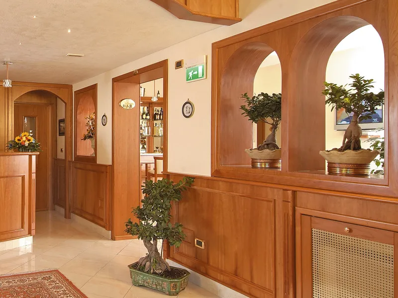Lobby, Buono, Naples
