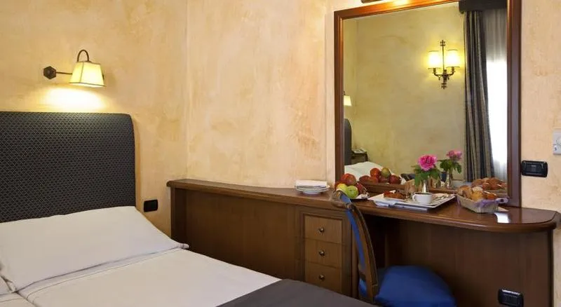 TRIPLE STANDARD Room, La Fenice, Rome