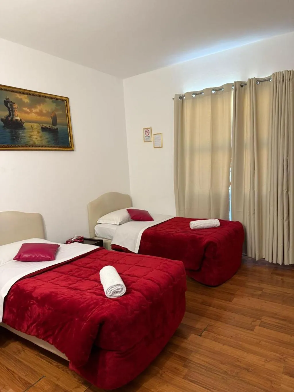 Double or Twin DELUXE TWO BEDS Room, Two Ducks Hostel, Naples
