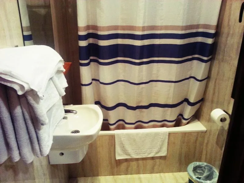 TRIPLE STANDARD Room, Hostal Avenida, Madrid